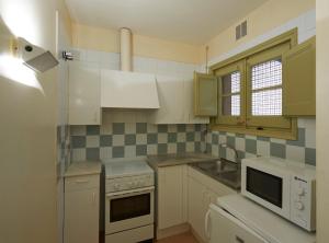 Una cocina o zona de cocina en Apartamentos Montserrat Abat Marcet