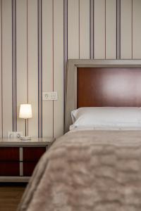 1 dormitorio con 1 cama y 1 mesa con lámpara en Txoko en Pamplona