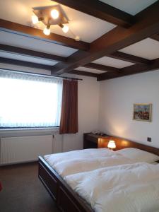 Кровать или кровати в номере Hotel-Garni Pfeffermühle