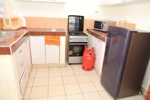 een keuken met een rode stofzuiger in een keuken bij M Luxury Apartments O2. in Mombasa