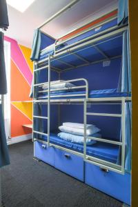 um quarto com um beliche com prateleiras azuis em Smart Hyde Park View Hostel em Londres