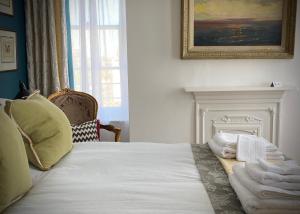 ein Schlafzimmer mit einem Bett mit Handtüchern darauf in der Unterkunft Merchant39 in Folkestone