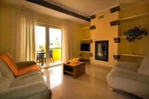 uma sala de estar com um sofá e uma mesa em Villa Alice - Free Wifi & Air co & Swimming pool - by bedzy em Albufeira