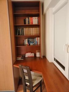 a dining room with a table and a book shelf at Przytulne i atrakcyjne mieszkanie z pełnym wyposażeniem, dwa pokoje in Skarżysko-Kamienna