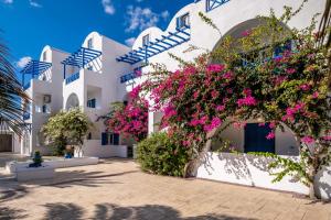 ein Gebäude mit Blumen davor in der Unterkunft Margarenia in Perissa