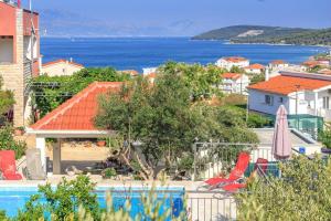 een uitzicht op een resort met een zwembad en de oceaan bij Apartment Zeljana in Slatine