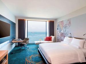 เตียงในห้องที่ Novotel Marina Sriracha