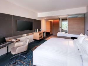เตียงในห้องที่ Novotel Marina Sriracha
