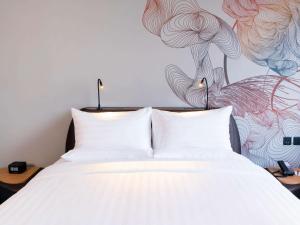 เตียงในห้องที่ Novotel Marina Sriracha