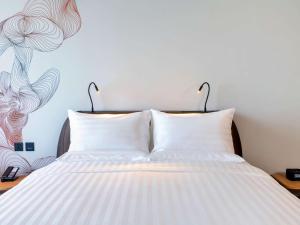 เตียงในห้องที่ Novotel Marina Sriracha