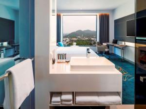โทรทัศน์และ/หรือระบบความบันเทิงของ Novotel Marina Sriracha