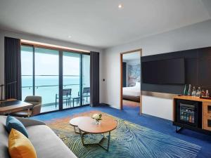 โทรทัศน์และ/หรือระบบความบันเทิงของ Novotel Marina Sriracha