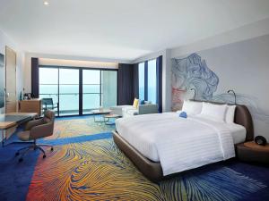 เตียงในห้องที่ Novotel Marina Sriracha