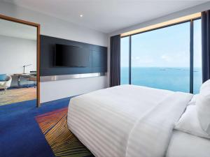 เตียงในห้องที่ Novotel Marina Sriracha