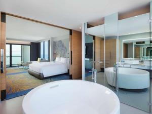 เตียงในห้องที่ Novotel Marina Sriracha