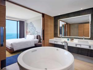 เตียงในห้องที่ Novotel Marina Sriracha