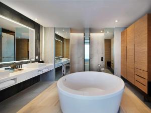 ห้องน้ำของ Novotel Marina Sriracha