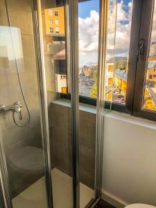 kabinę prysznicową z widokiem na miasto w obiekcie Apartamentos Sierra Nevada Prime Bluettravel w mieście Sierra Nevada