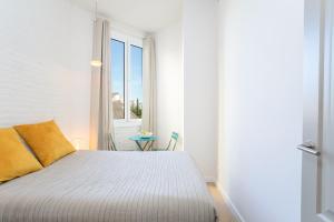 Łóżko lub łóżka w pokoju w obiekcie Canela Homes BARCELONA MARINA