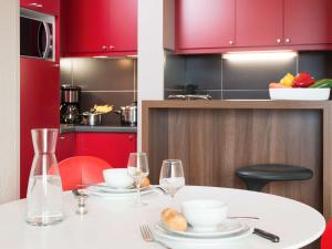 Aparthotel Adagio Toulouse Centre Ramblas的厨房或小厨房