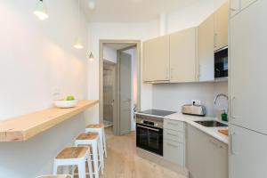 Kuchnia lub aneks kuchenny w obiekcie Canela Homes BARCELONA MARINA
