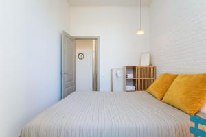 Łóżko lub łóżka w pokoju w obiekcie Canela Homes BARCELONA MARINA