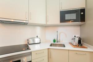 Kuchnia lub aneks kuchenny w obiekcie Canela Homes BARCELONA MARINA