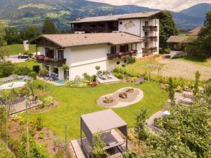 una vista aérea de una casa con jardín en Hotel Laserz, en Lienz