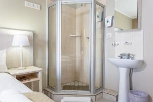 uma casa de banho com um chuveiro e um lavatório. em View Lodge em Gariepdam