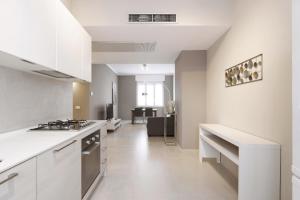 eine Küche mit weißen Arbeitsflächen und einem Herd mit Backofen in der Unterkunft Contempora Apartments - Cavallotti 13 - B62 in Mailand