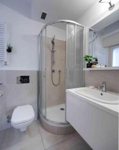 ein Bad mit einer Dusche, einem WC und einem Waschbecken in der Unterkunft Contempora Apartments - Elvezia 8 - E23 in Mailand