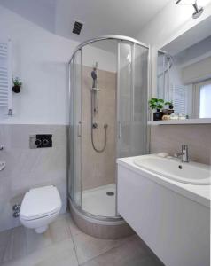 Un baño con ducha, inodoro y lavabo. en Contempora Apartments - Elvezia 8 - E23, en Milán