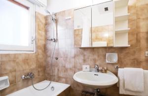 Kúpeľňa v ubytovaní Contempora Apartments - Elvezia 8 - E24 + 7 fotografií