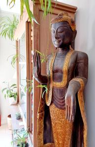 Una estatua de un buddha en una habitación en Hotel Mondial, en Tours