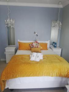Un dormitorio con una cama con dos toallas encima. en LORD WILLIS, en Williston