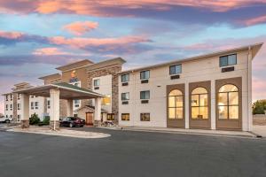 una representación de un hotel con aparcamiento en Comfort Inn & Suites Pueblo en Pueblo