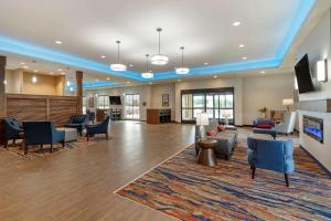 um lobby de um hospital com sofás e cadeiras em Comfort Suites em Dry Ridge