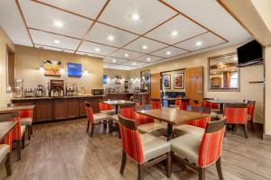 a restaurant with tables and chairs and a bar at Comfort Inn in Valentine