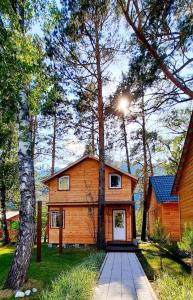 ein großes Holzhaus inmitten von Bäumen in der Unterkunft Hotel Complex Okolitsa in Uznezya