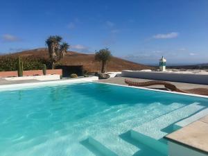 una piscina con vistas a las montañas en Casa Alegría, en Los Valles