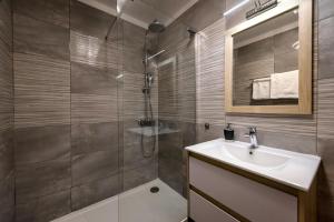 ein Bad mit einem Waschbecken und einer Dusche in der Unterkunft Feel Dugi otok apartments in Luka