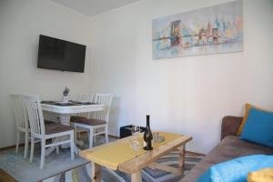 - un salon avec un canapé et une table dans l'établissement Apartmani Sanja, à Zlatibor