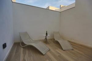 twee stoelen en een tafel in een kamer bij Hotel Loob Valencia 