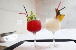 zwei Cocktails auf einem Tisch mit Gläsern in der Unterkunft Hotel Loob Valencia 