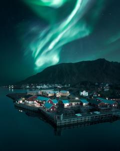 Vue aérienne d'une ville sous les feux du nord dans l'établissement Hattvika Lodge, à Ballstad