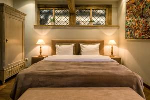 sypialnia z dużym łóżkiem z 2 lampami w obiekcie de Bosch w mieście Lummen