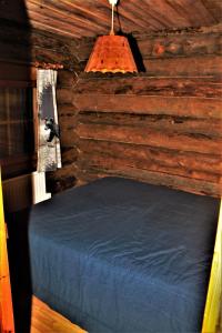 a bedroom with a bed in a log cabin at Mäntyrinne in Syöte