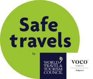 Zielony znak ze słowami "bezpieczna podróż" w obiekcie voco - Podgorica, an IHG Hotel w mieście Podgorica