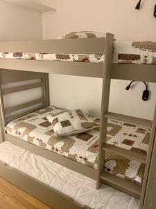 1 dormitorio con 2 literas en una habitación en Les Pierres Blanches Mont Blanc, en Les Contamines-Montjoie