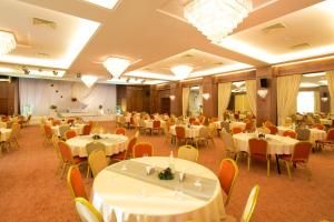 a banquet hall with white tables and chairs at Iberostar Selection Royal El Mansour in Mahdia